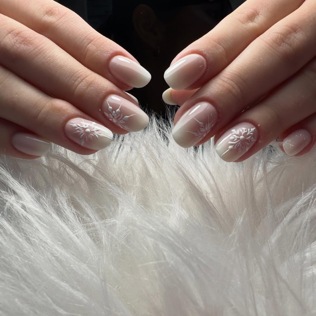 Nail art bianca con fiocchi di neve in rilievo