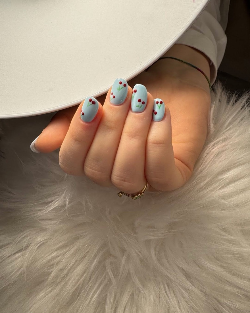 Mini nail art floreale su base azzurra