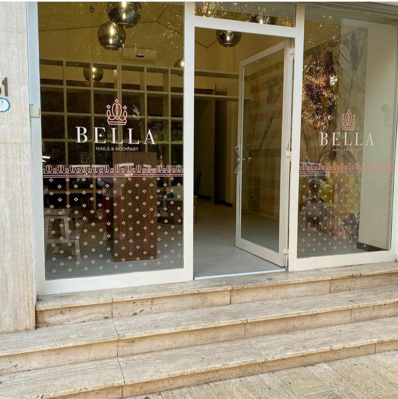 La vetrina di Bella nails & body art a Palermo